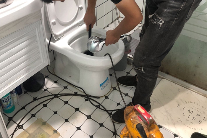 苏尼特右疏通下水道