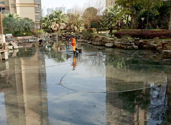苏尼特右景观池淤泥清理