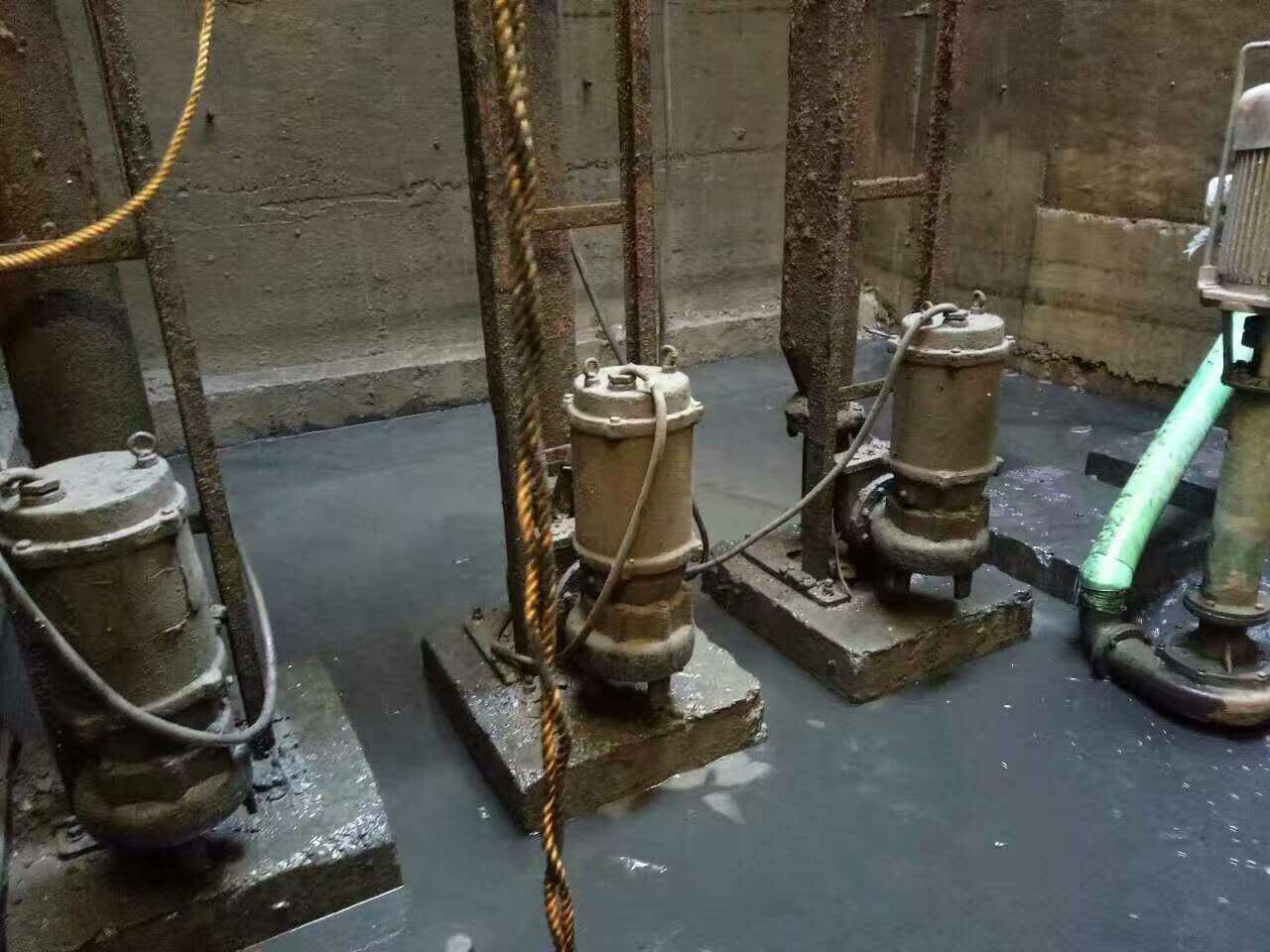 苏尼特右污水池清理