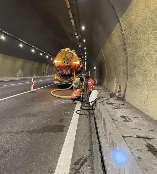 苏尼特右隧道排水渠清淤